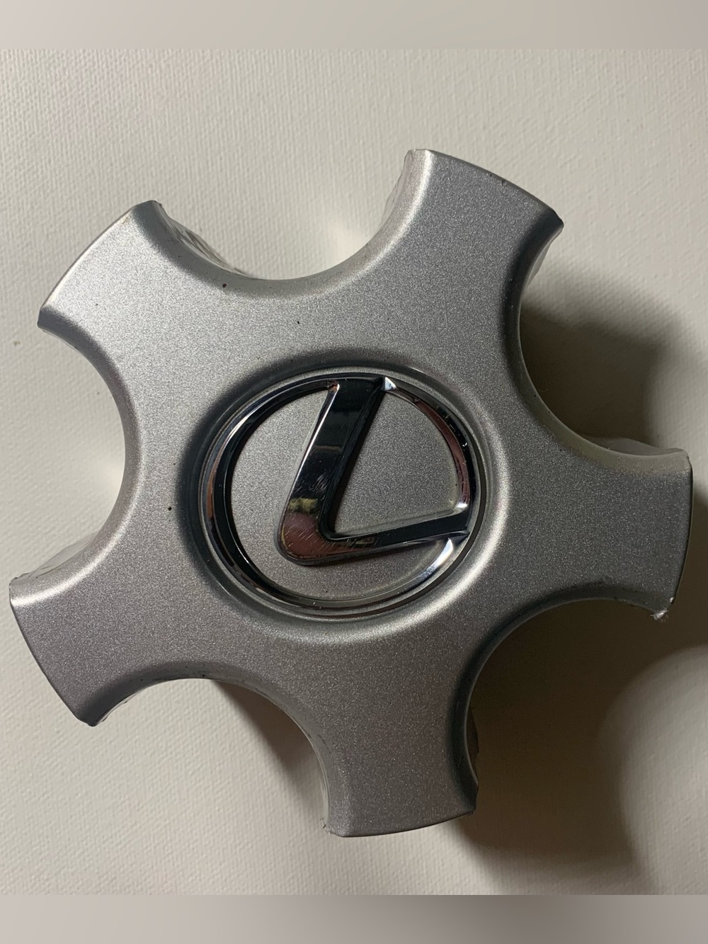 Lexus RX 4-spoke grey wheel hub